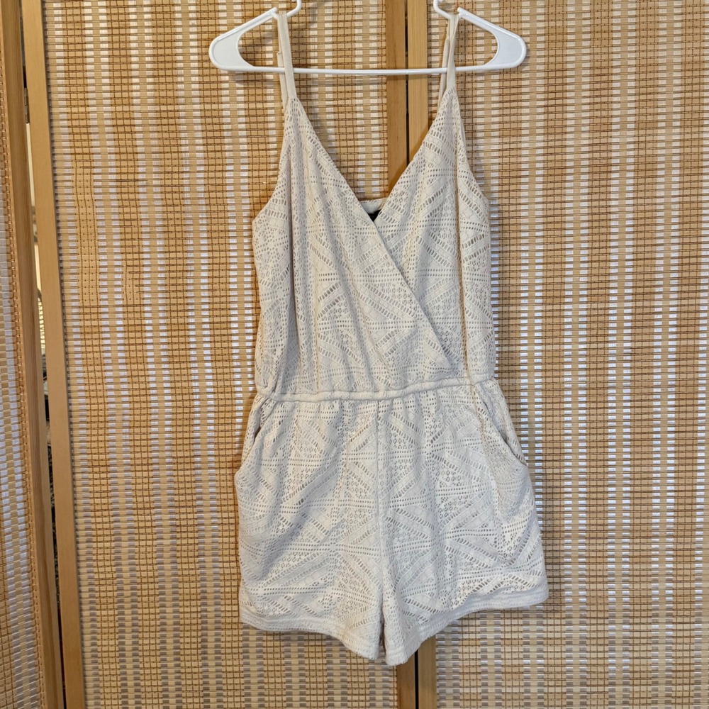 Forever 21 Cream Crochet Lace Romper Sleeveless Surplice V-Neck Geometric Large